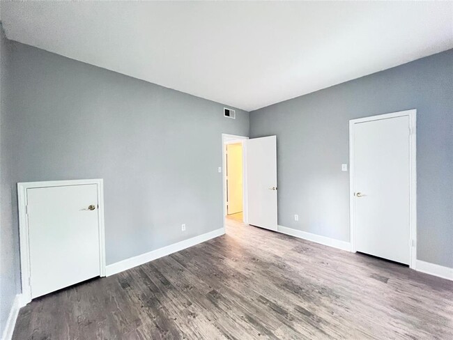Building Photo - 4711 Spicewood Springs Rd