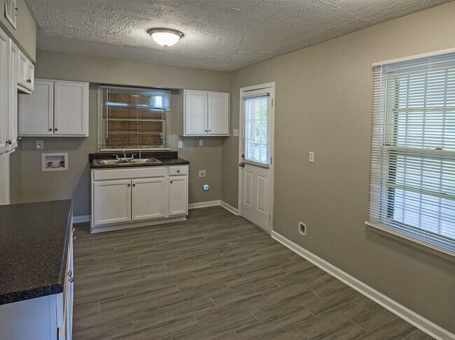 Building Photo - NEWLY UPDATED 3 bed, 1.5 bath home.