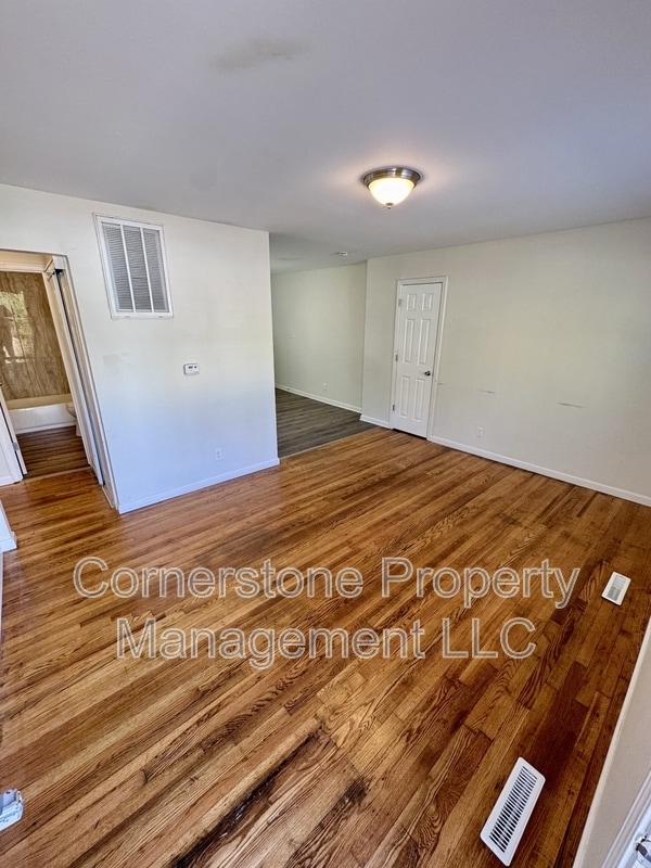 Building Photo - 1523 W 22nd Terrace