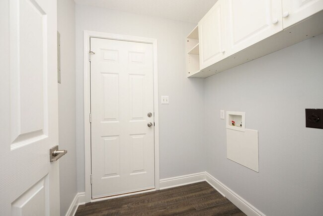 Building Photo - Spacious 5-Bedroom Home in Gated Parkwood ...