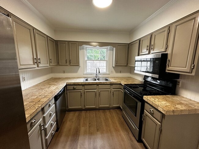 Building Photo - Available to View on 8/29! Luxurious Town ...