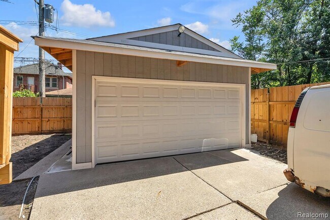 Building Photo - 3273 Cortland St