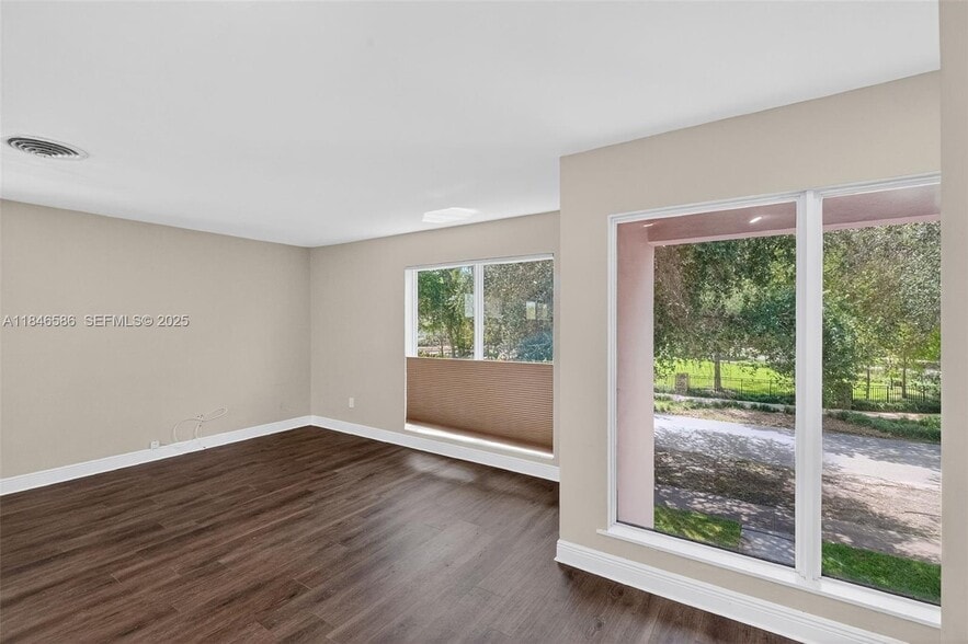 Building Photo - 539 Menendez Ave