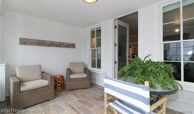 Building Photo - 212 S Pontiac Trail