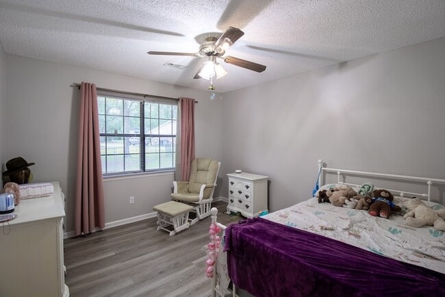 Building Photo - 21 Pinewood Ln