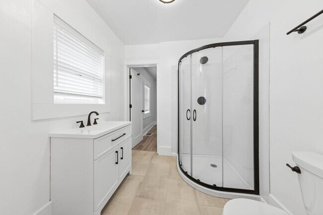 Building Photo - 3 Bed, 2 Bath, 1 Office/Guest - Fully Renovated Midtown Home