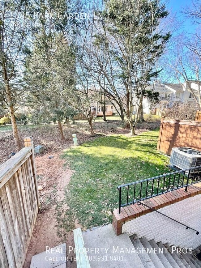 Building Photo - 1385 Park Garden Ln