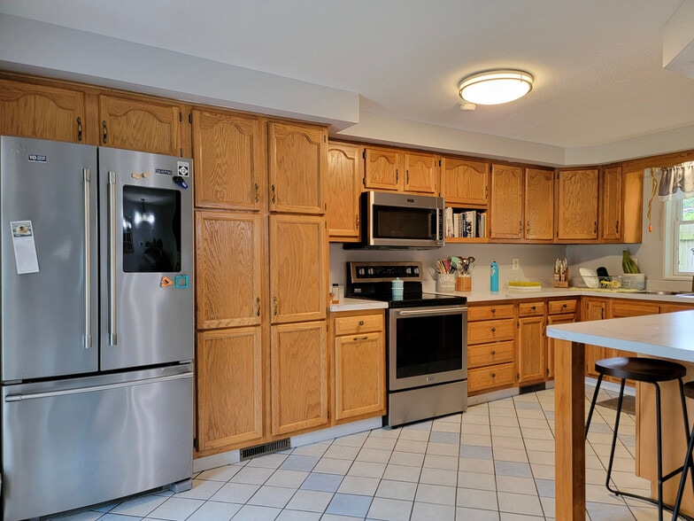 Building Photo - 557 Pitney Rd