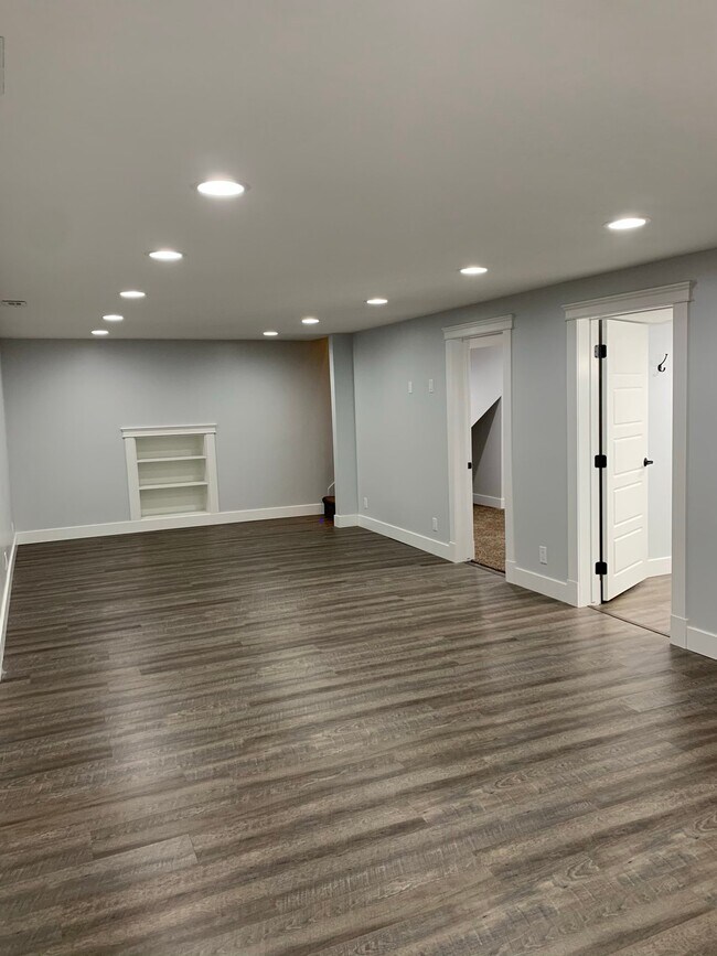 Building Photo - 8740 S Spartan Dr