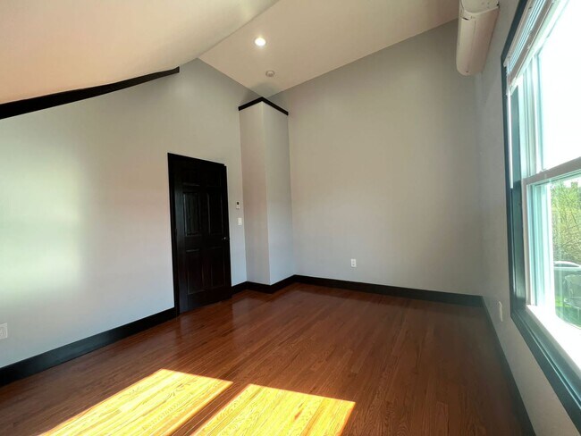 Building Photo - 306 Exchange