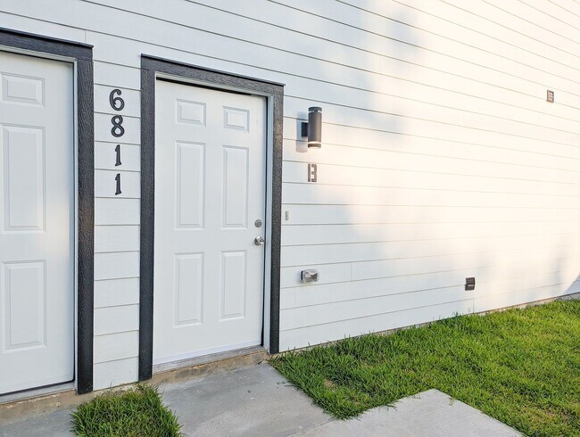 Building Photo - 6811 Glass St