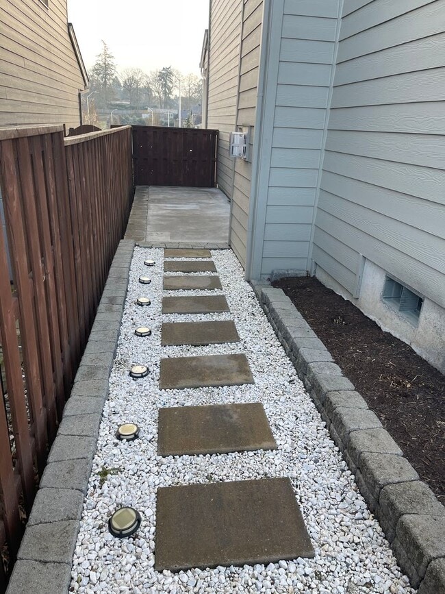 Building Photo - Available Now!  Newer Home in Desirable Neighborhood.