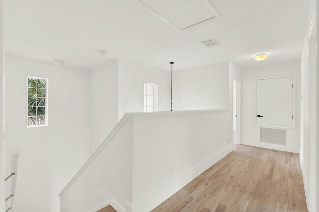 Building Photo - RENOVATED 5 BEDROOM FENCED IN, GOLF FRONTA...