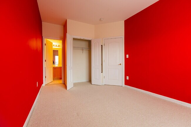 Building Photo - Spacious, Light-Filled Home in the Desirable Broadlands