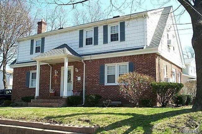 Building Photo - 75 Searingtown Rd