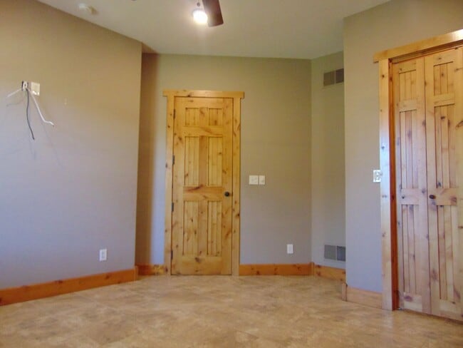 Building Photo - Majestic 3 Bed Mid MO Ranch!