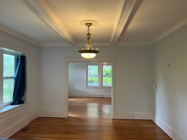 Building Photo - 615 W Marion St