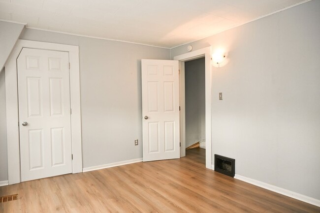 Building Photo - Gorgeous 3 Bed 1 Bath Home! Updated Applia...