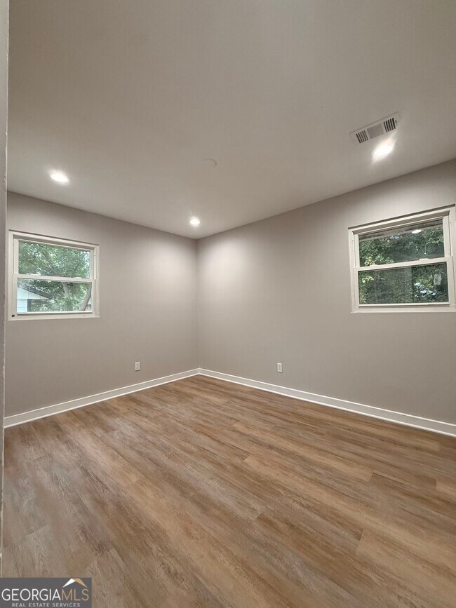 Building Photo - 657 Robert E Lee Pkwy