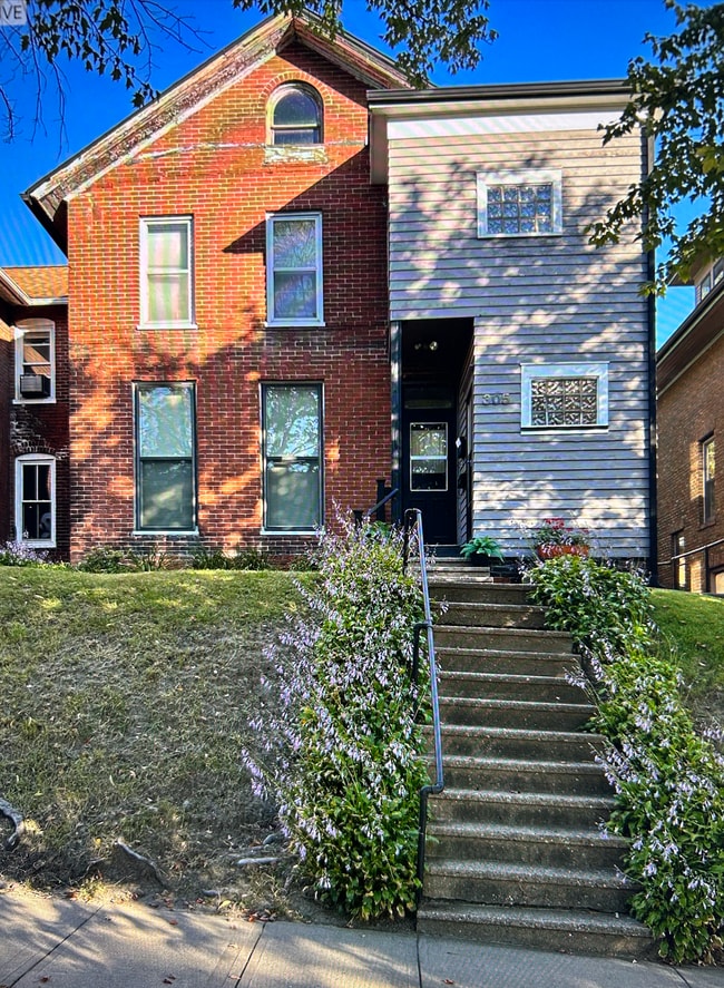 Building Photo - 305 1/2 W 3rd St