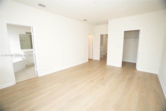 Building Photo - 10436 NW 61 Ln.