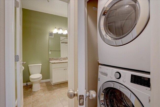 Building Photo - 2nd Floor, 2 bed, 2bath, Community Pool!