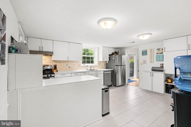 Building Photo - 5801 Devonshire Dr