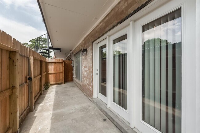Building Photo - 1811 Stoney Brook Dr