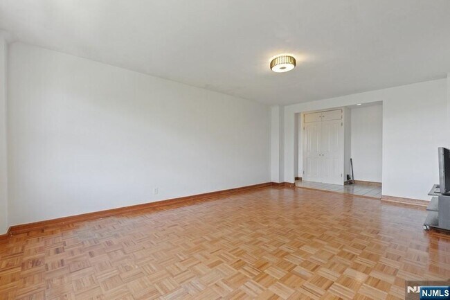 Building Photo - 2352 Linwood Ave