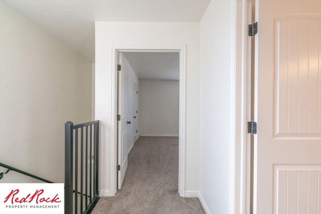 Building Photo - End Unit, DOG-FRIENDLY 3 Bedroom Townhome ...
