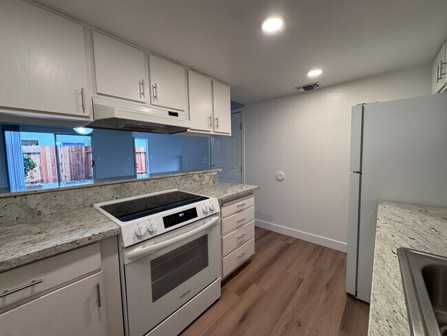 Building Photo - 5950-5952 Merrywood Dr