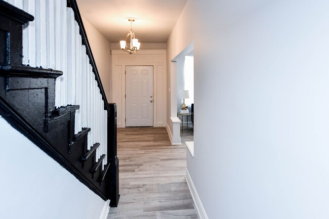 Building Photo - Beautifully Updated Large 3/BD Townhouse