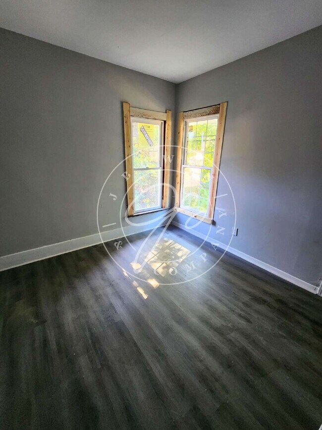 Building Photo - Spacious upper unit 2 bed 1 bath! Convenie...