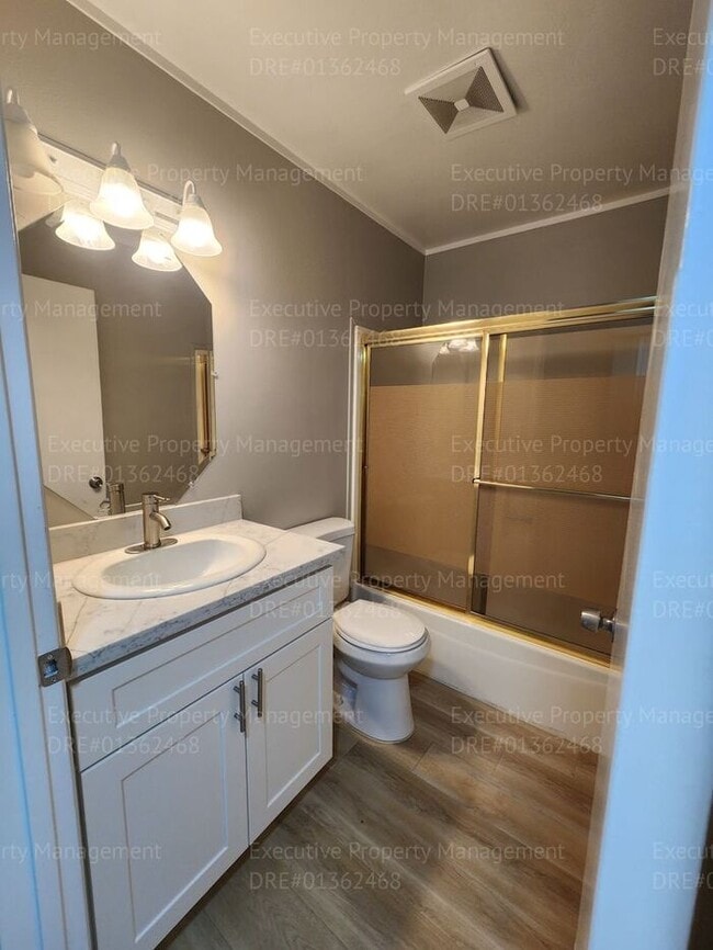 Building Photo - 4 bedroom 2 bath great location.