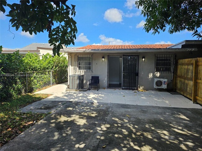 Building Photo - 7418 SW 21st St