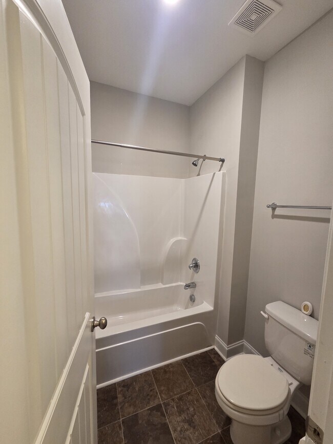 Building Photo - 2105 Thornbury Cove