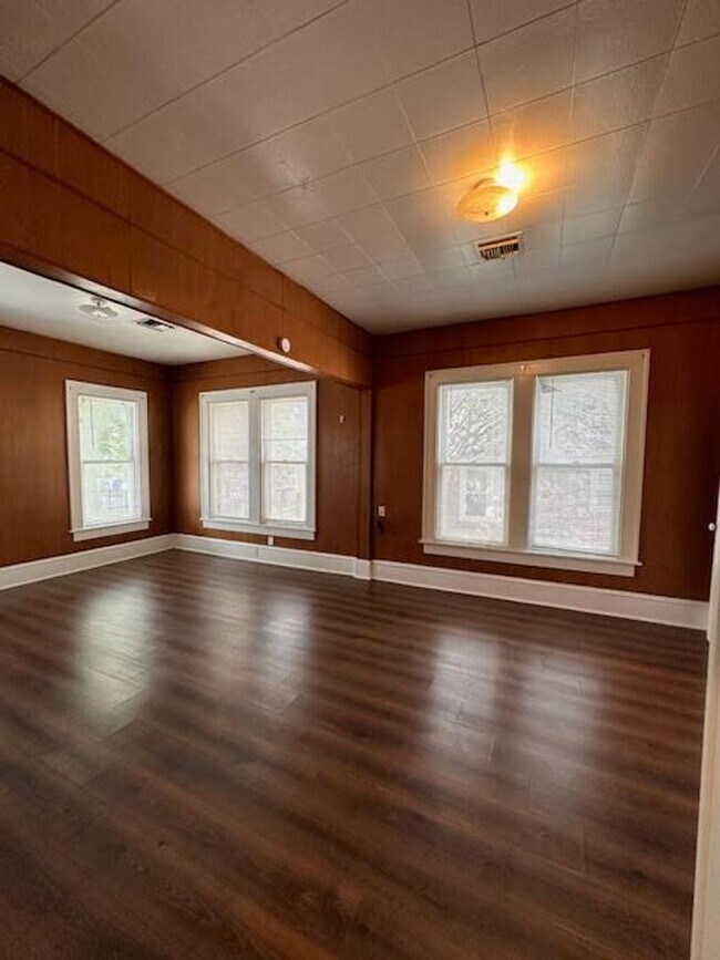 Building Photo - 2724 Bosque Blvd