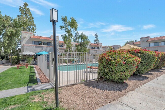 Building Photo - Charming 2-bedroom, 2.5-bathroom condo with a garage in Scottsdale, AZ