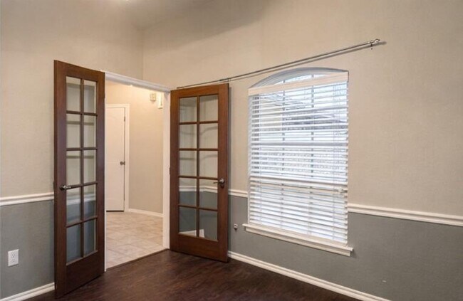 Building Photo - 832 Carol Ann Pl