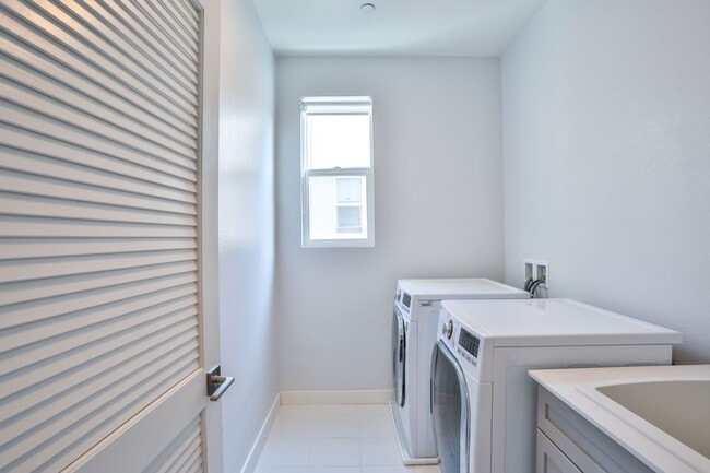 Building Photo - 3 bedroom 2.5 bath in Gated Community
