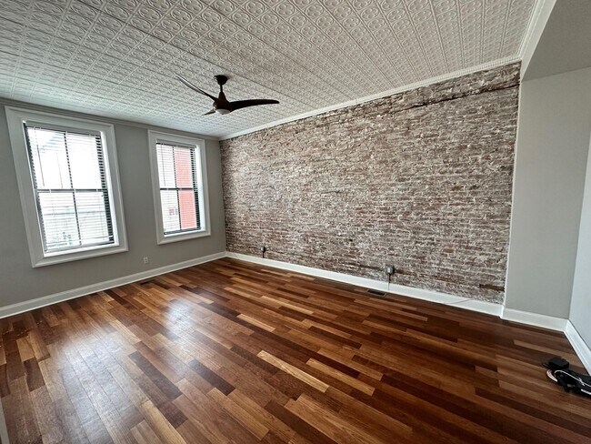 Building Photo - 104 Maple St