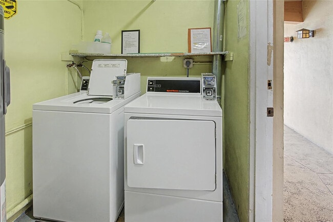 Building Photo - 100 SE 6th Ave