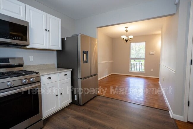 Building Photo - 5685 Roundtree Dr