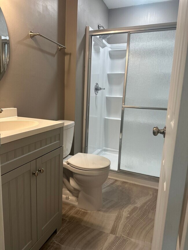 Building Photo - Beautifully Remodeled 4Bed/2.5Bath Townhome