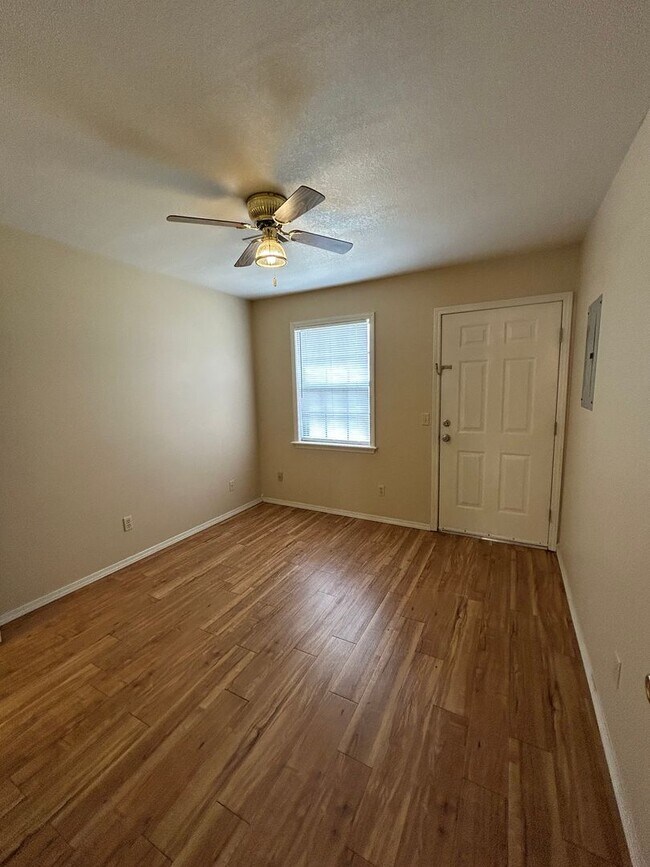 Building Photo - 1404 S Commerce Ave