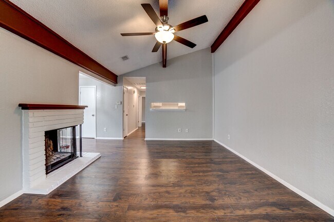 Building Photo - 2 bed/ 1 bath Located Next to Major Highways!