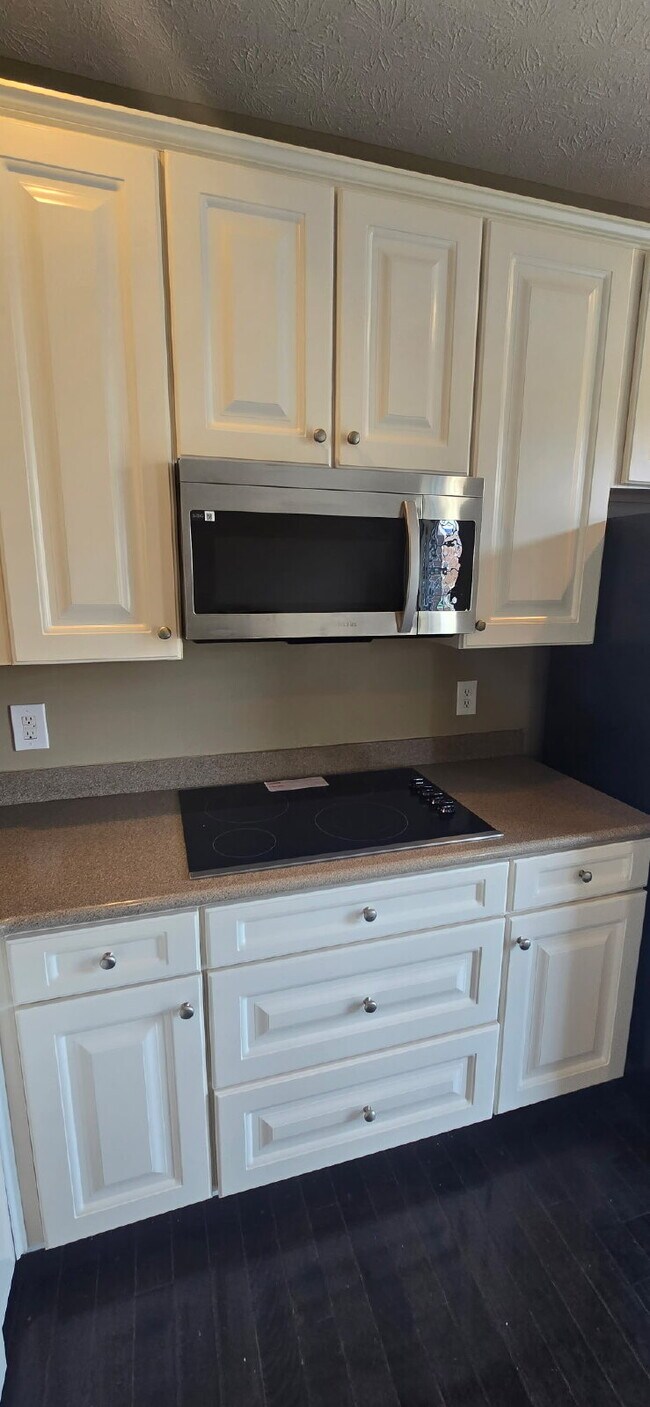 Building Photo - "Charming 2-Bed Townhouse Retreat with Har...