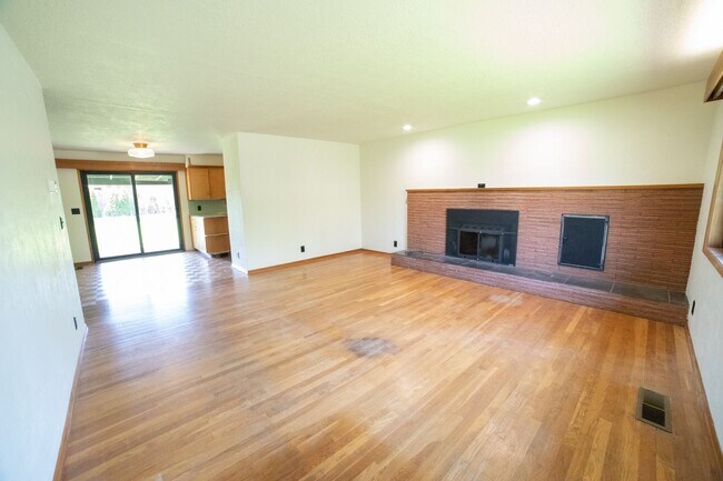 Building Photo - Large One Level Oregon City Home