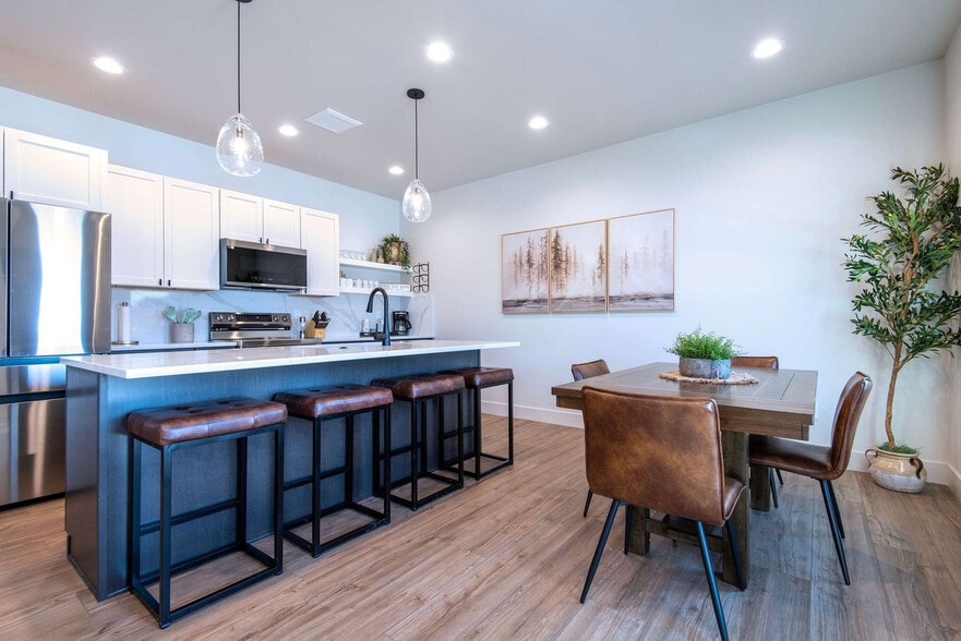 Building Photo - 690 Stone Peak Lp