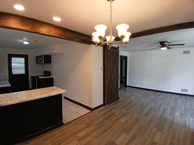 Building Photo - Beautiful 3 bedroom 1 bath home - Open To ...